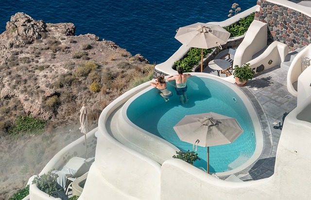 výhled z bazénu na Santorini