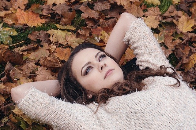 žena leží v listí